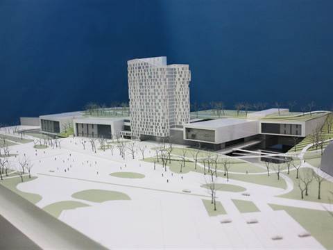 Maquette van een stedenbouwkundig plan met een toren aan een groot plein