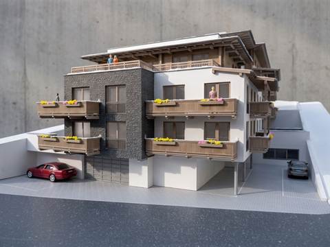 Maquette van een appartementengebouw met houten balkons en plantenbakken