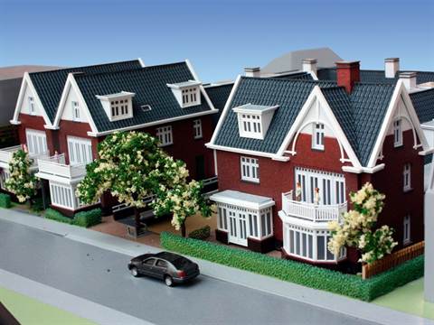 Maquette van villa's met rode bakstenen gevels en witte geveltoppen